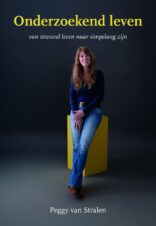Bekijk deze Boekenkaft van boek Onderzoekend leven, van stressvol leven naar simpelweg zijn van Peggy van Stralen
