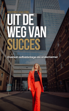 Bekijk deze Boekenkaft van boek Uit de weg van succes van Mariska van Dijk